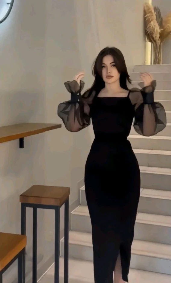 Robe de bal noire charmante à col carré, manches longues et fente latérale