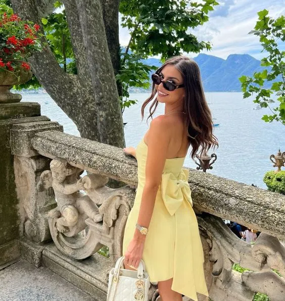 Robe de soirée courte sans manches en satin jaune pour le bal de promo
