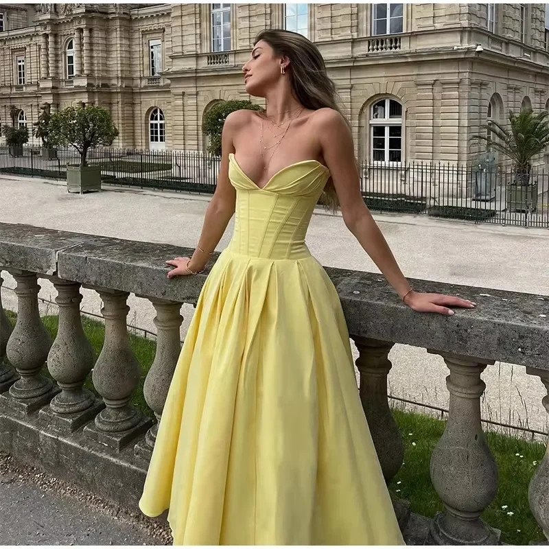 Robe longue bustier plissée en satin avec soutien-gorge intégré