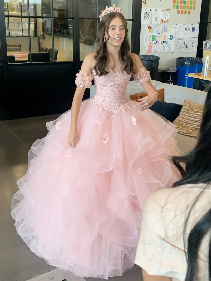 Robe de bal rose en tulle à décolleté cœur, ornée d'appliqués, pour une quinceañera ou un sweet 16.