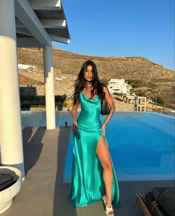 Robe de bal trapèze en satin à fines bretelles et fente latérale