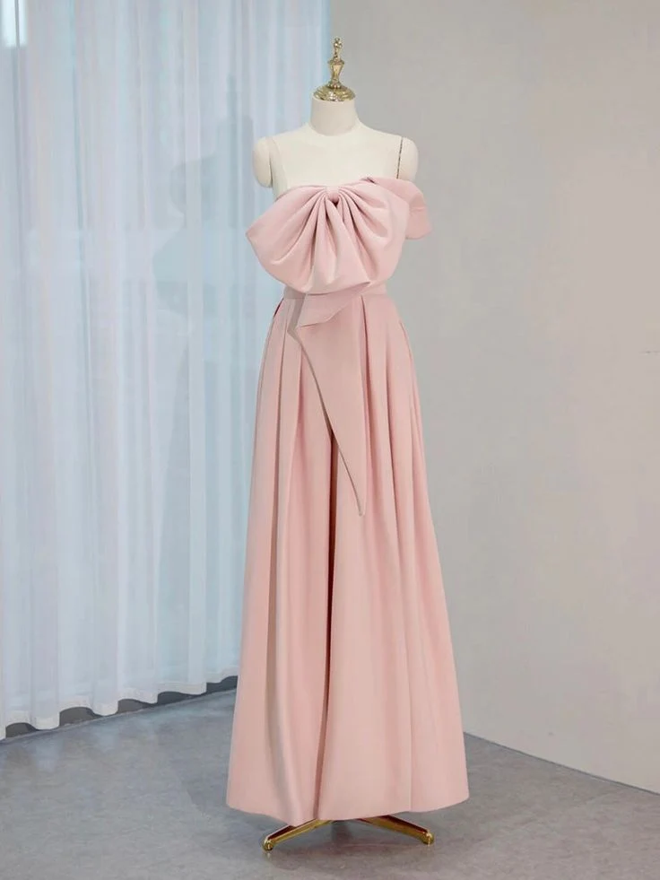 Robe de bal longue rose satinée coupe trapèze à lacets