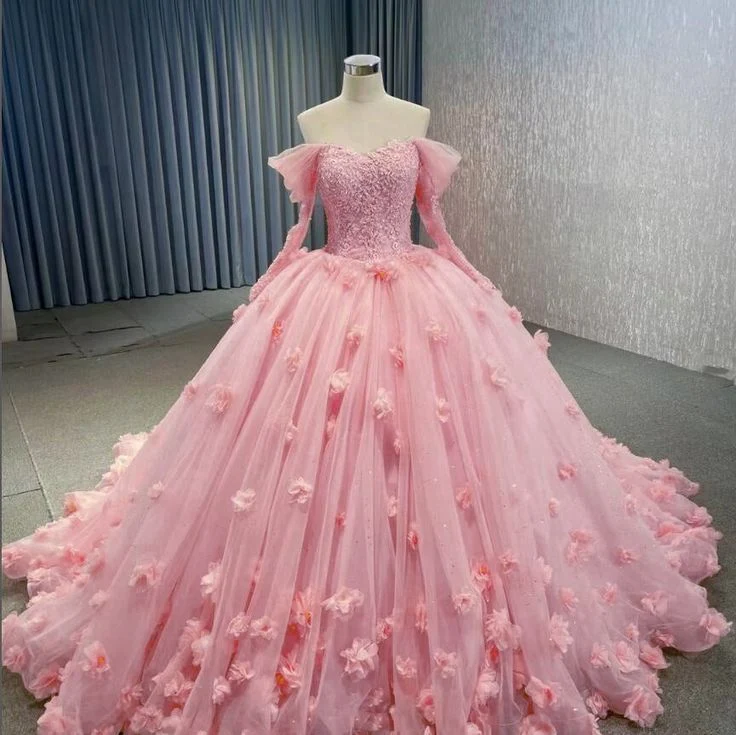 Robe de bal rose en tulle à épaules dénudées ornée d'appliqués et de perles