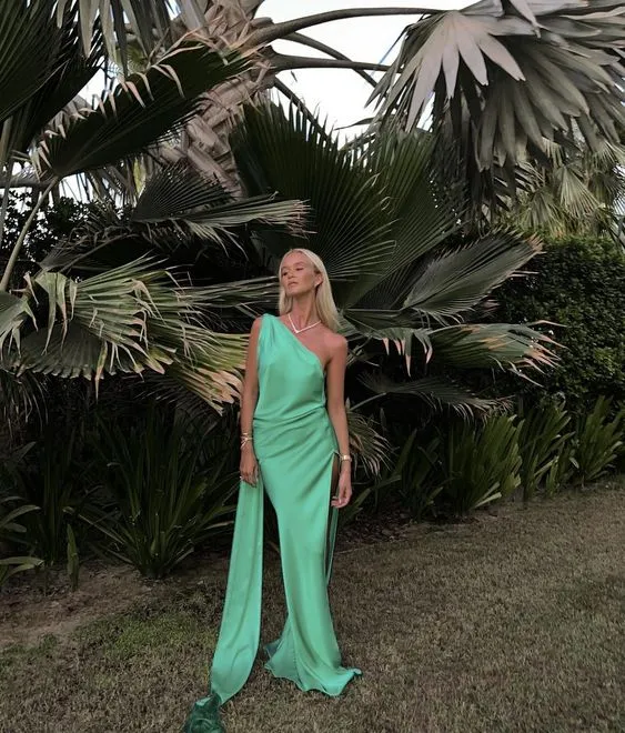 Robe de bal longue asymétrique en satin avec soutien-gorge intégré