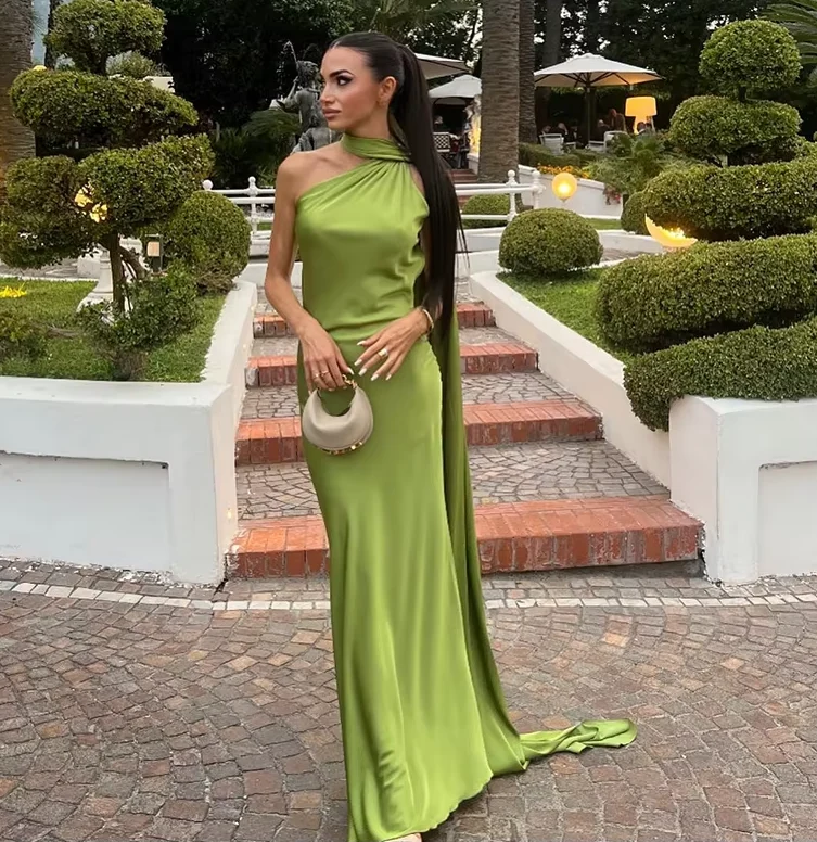 Robe de soirée longue et élégante sans manches, dos nu, en satin et ruban, avec ruban.