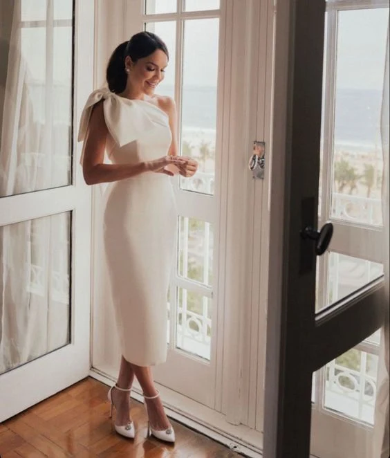 Robe de soirée longue élégante sans manches en satin, idéale pour les fêtes et les bals.