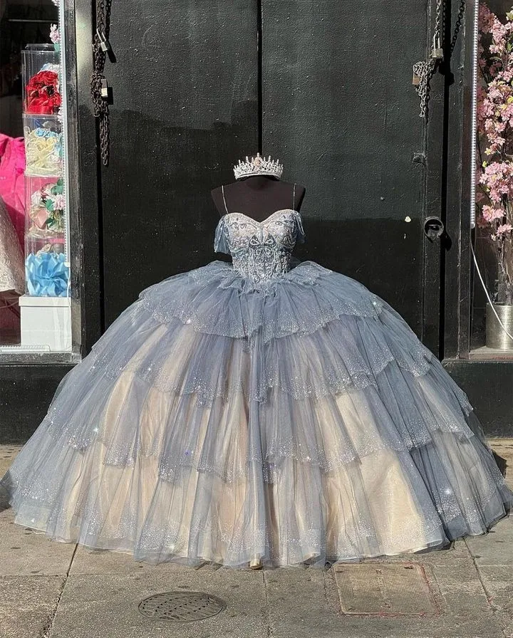 Robe de bal en tulle scintillant à épaules dénudées, jupe à volants et laçage à sequins, idéale pour une quinceañera.