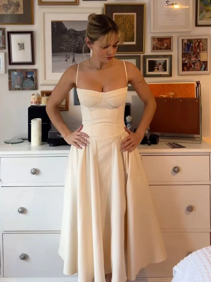 Robe de bal en satin coupe trapèze sans manches avec soutien-gorge intégré et fermeture éclair