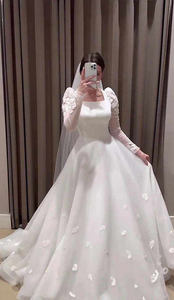 Robe de mariée blanche modeste en tulle, coupe trapèze, manches longues, longueur au sol