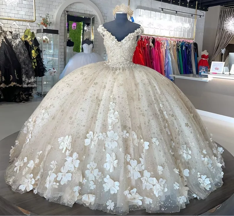 Robe de bal en tulle pour Sweet 16 Quinceañera, ornée d'appliqués floraux et lacée au dos.