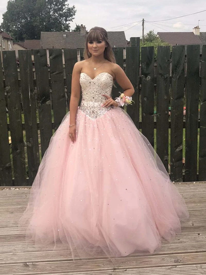 Robe de bal rose en tulle à dos nu et perles, coupe trapèze, décolleté cœur