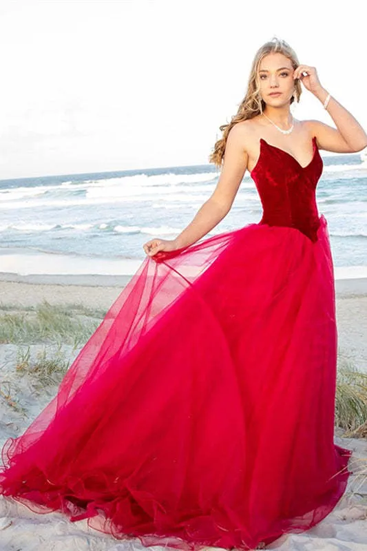 Robe de bal bordeaux en velours, corsage en tulle et décolleté en V.
