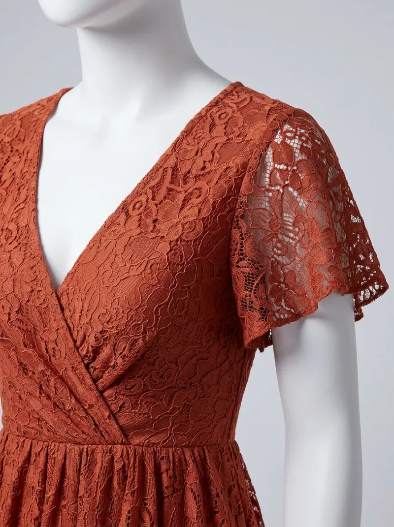 Robe fluide dentelle cocktail élégante femme