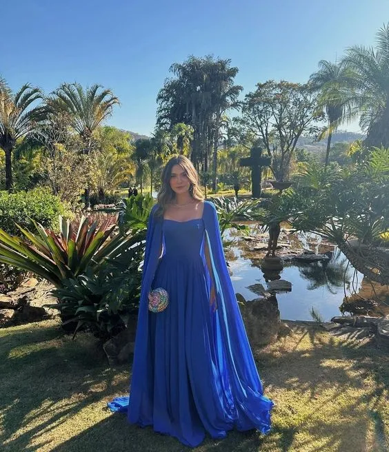 Robe de bal bleu roi en mousseline de soie, coupe trapèze, manches longues