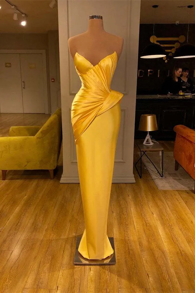 Robe de bal sirène jaune satinée à col en V sans manches et froncée