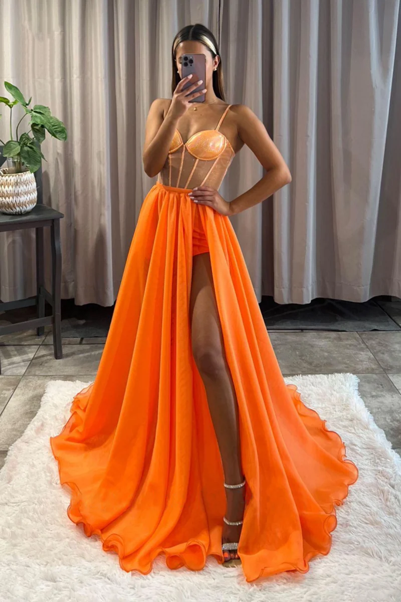 Robe de bal longue orange trapèze à fines bretelles et fente haute
