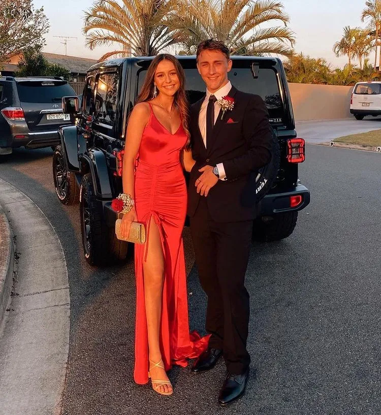Robe de soirée rouge satinée à fines bretelles et fente haute