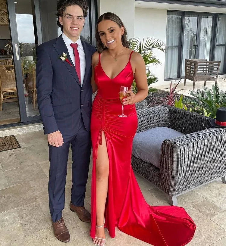 Robe de soirée rouge satinée à fines bretelles et fente haute