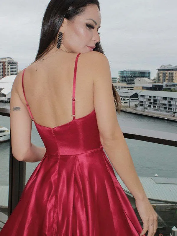 Robe de bal rouge satinée à fines bretelles