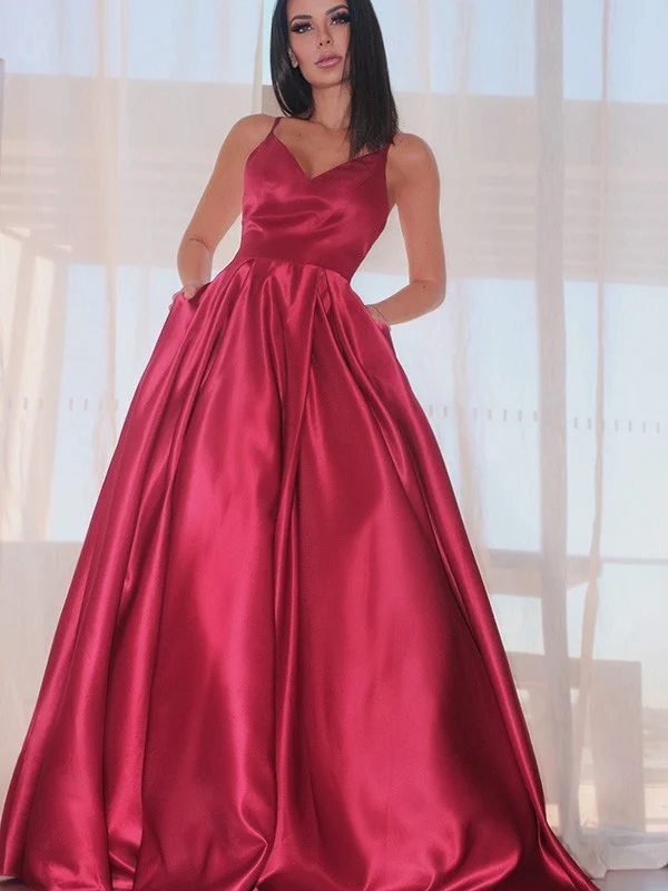 Robe de bal rouge satinée à fines bretelles