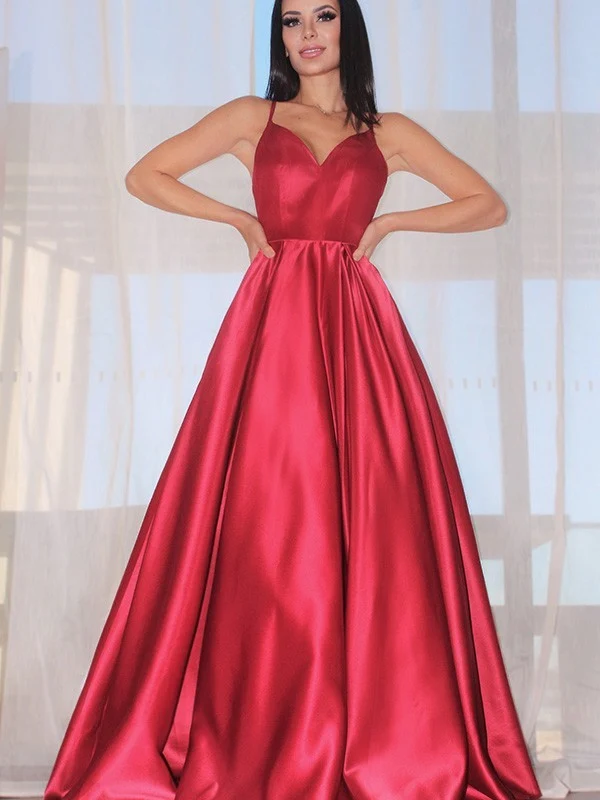 Robe de bal rouge satinée à fines bretelles
