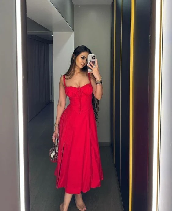 Robe midi élégante en satin, coupe trapèze, bretelles spaghetti et laçage, idéale pour les fêtes