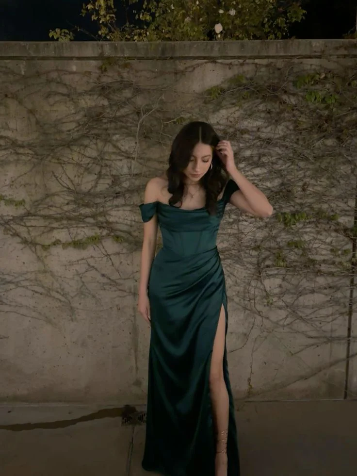 Robe de bal longue en satin vert foncé, épaules dénudées et fente latérale