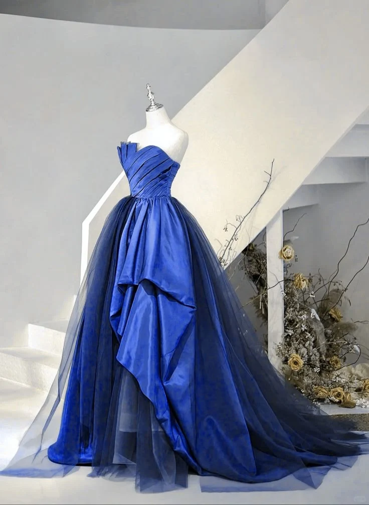 Robe de bal longue en tulle et satin bleu avec dos lacé