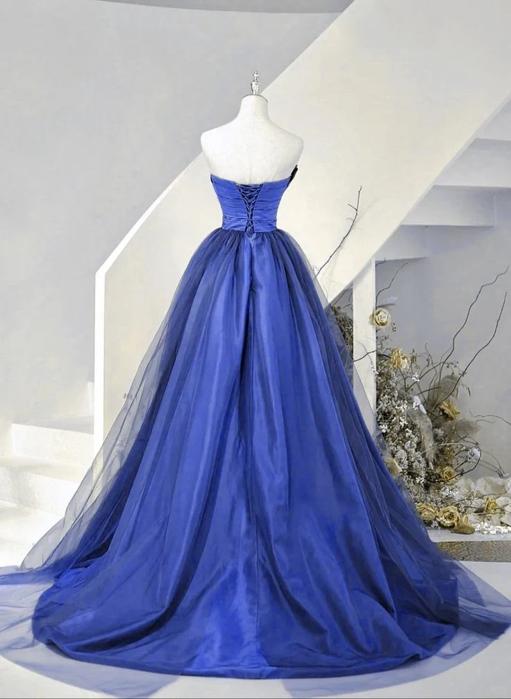 Robe de bal longue en tulle et satin bleu avec dos lacé