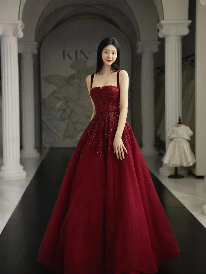 Robe de bal bordeaux en tulle, coupe trapèze, bretelles et laçage