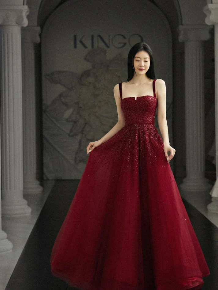 Robe de bal bordeaux en tulle, coupe trapèze, bretelles et laçage