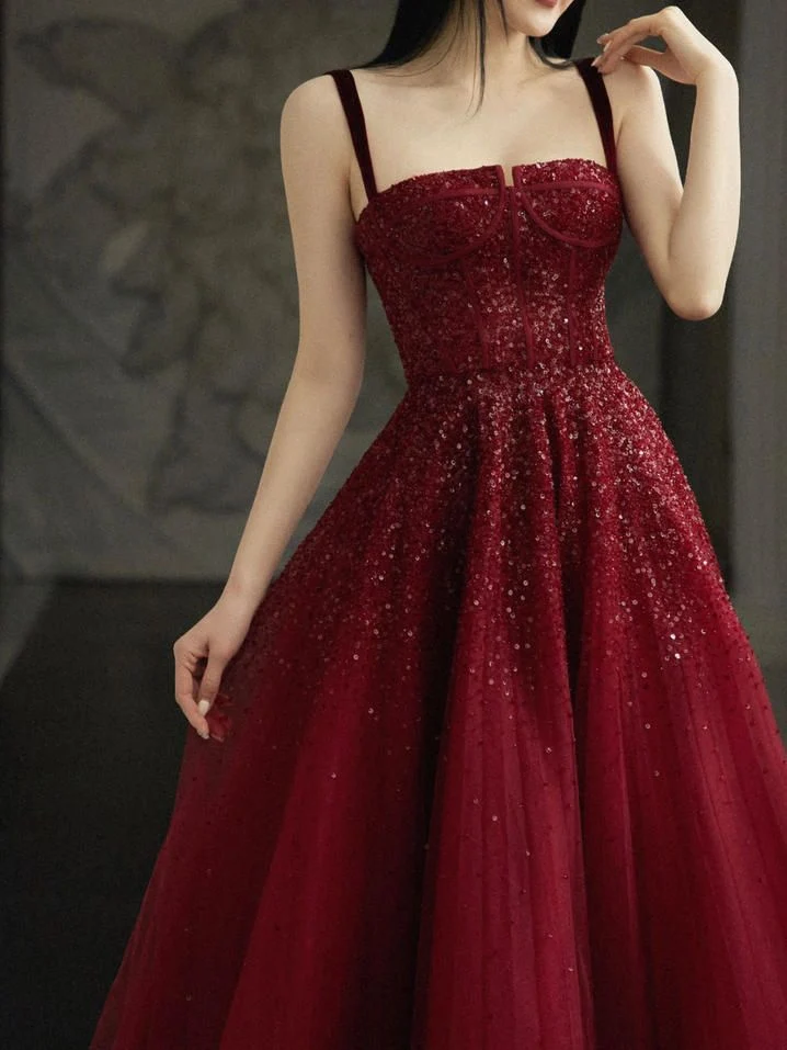 Robe de bal bordeaux en tulle, coupe trapèze, bretelles et laçage