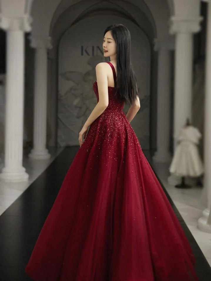 Robe de bal bordeaux en tulle, coupe trapèze, bretelles et laçage