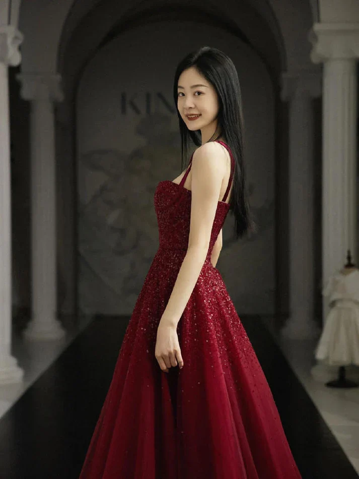 Robe de bal bordeaux en tulle, coupe trapèze, bretelles et laçage