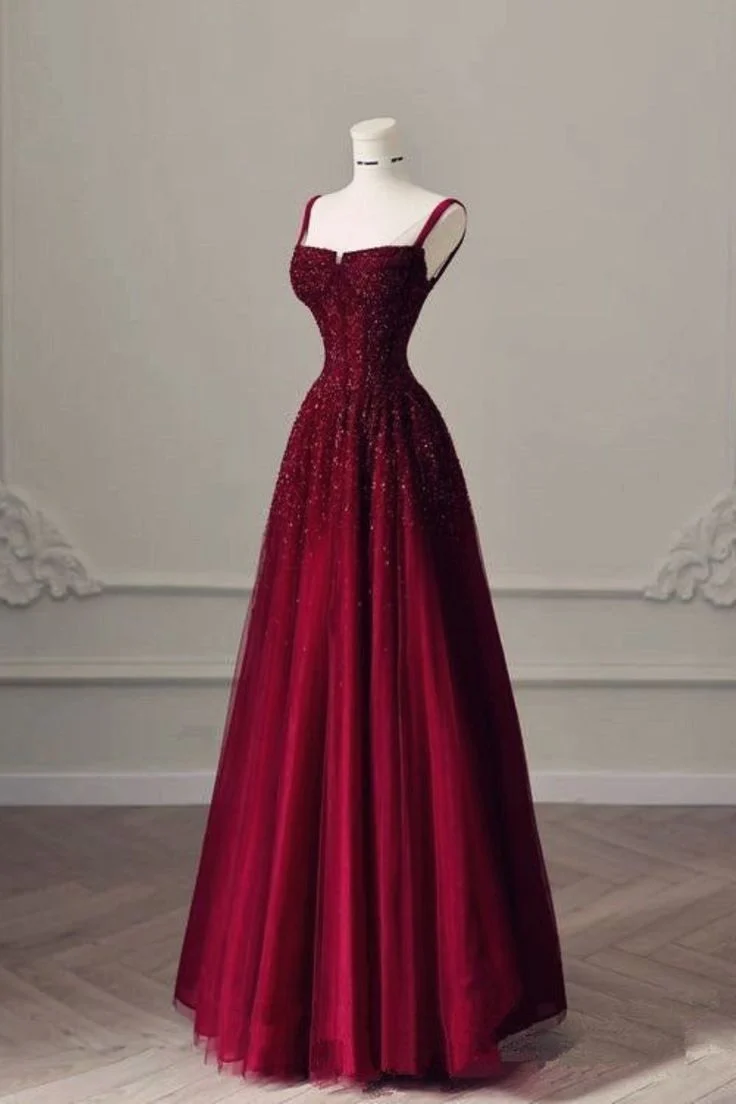 Robe de bal bordeaux en tulle, coupe trapèze, bretelles et laçage