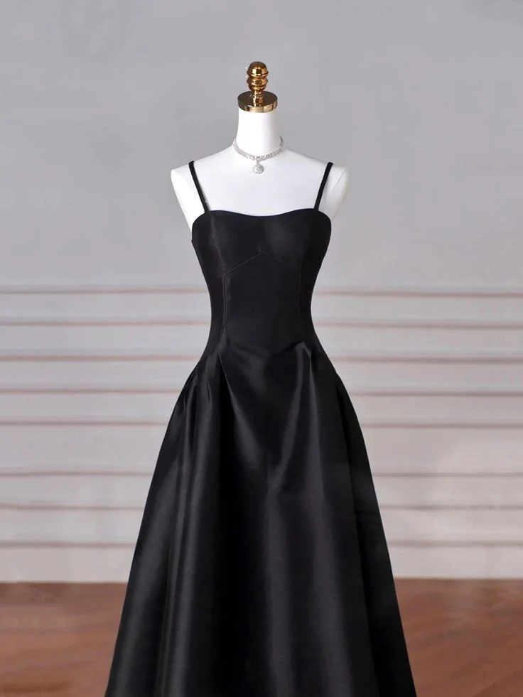Robe de bal longue élégante en satin noir, coupe trapèze, dos lacé