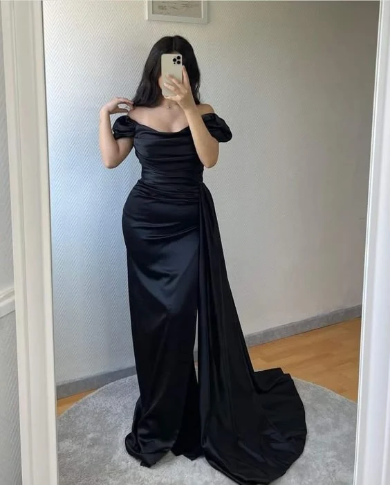 Robe de bal fourreau en satin froncé, épaules dénudées, longueur au sol