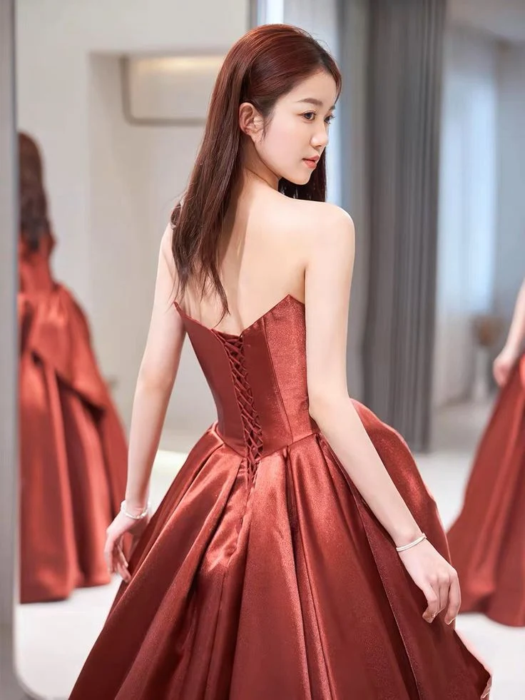 Robe de bal de soirée en satin sans bretelles à lacets avec soutien-gorge intégré
