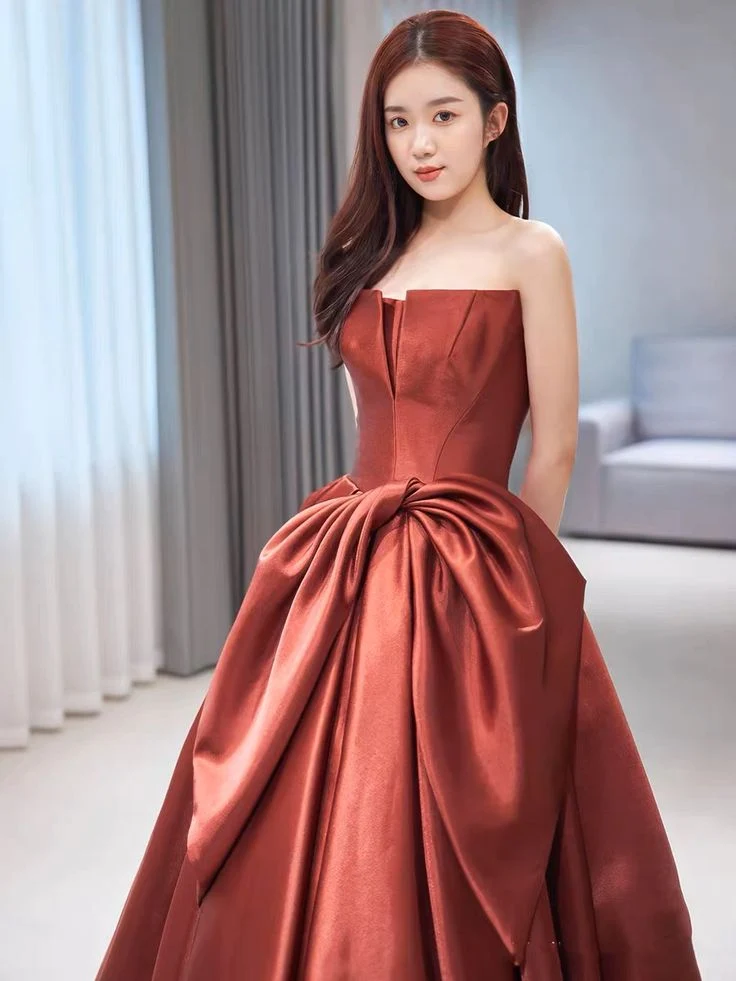 Robe de bal de soirée en satin sans bretelles à lacets avec soutien-gorge intégré