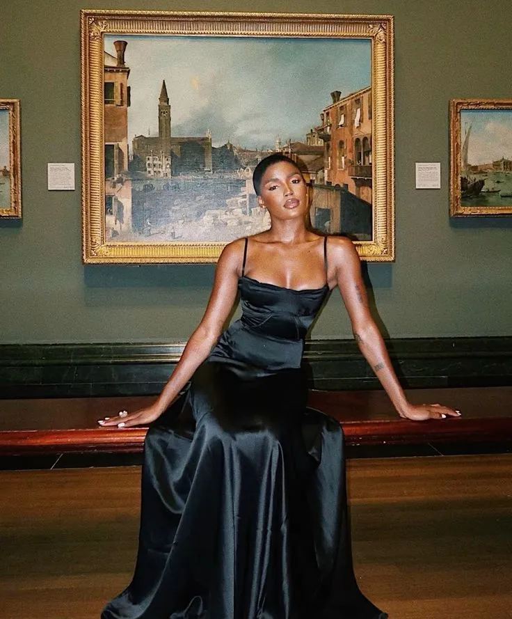 Robe de bal noire en satin sans manches avec soutien-gorge intégré et fermeture éclair