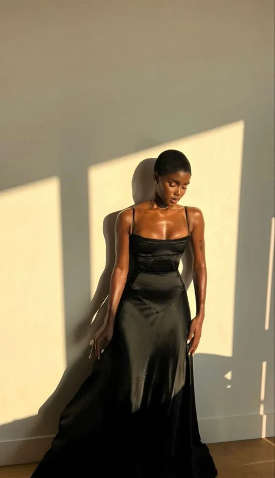 Robe de bal noire en satin sans manches avec soutien-gorge intégré et fermeture éclair