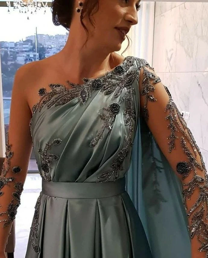 Robe de soirée/bal asymétrique en satin, coupe trapèze, fermeture éclair.