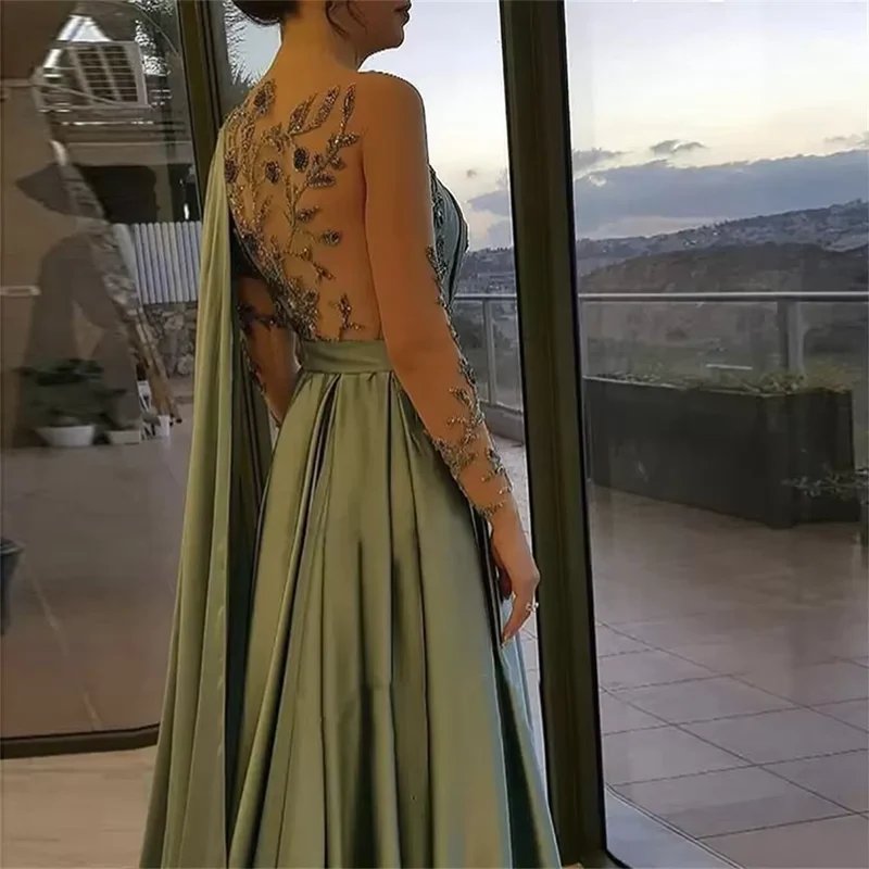 Robe de soirée/bal asymétrique en satin, coupe trapèze, fermeture éclair.