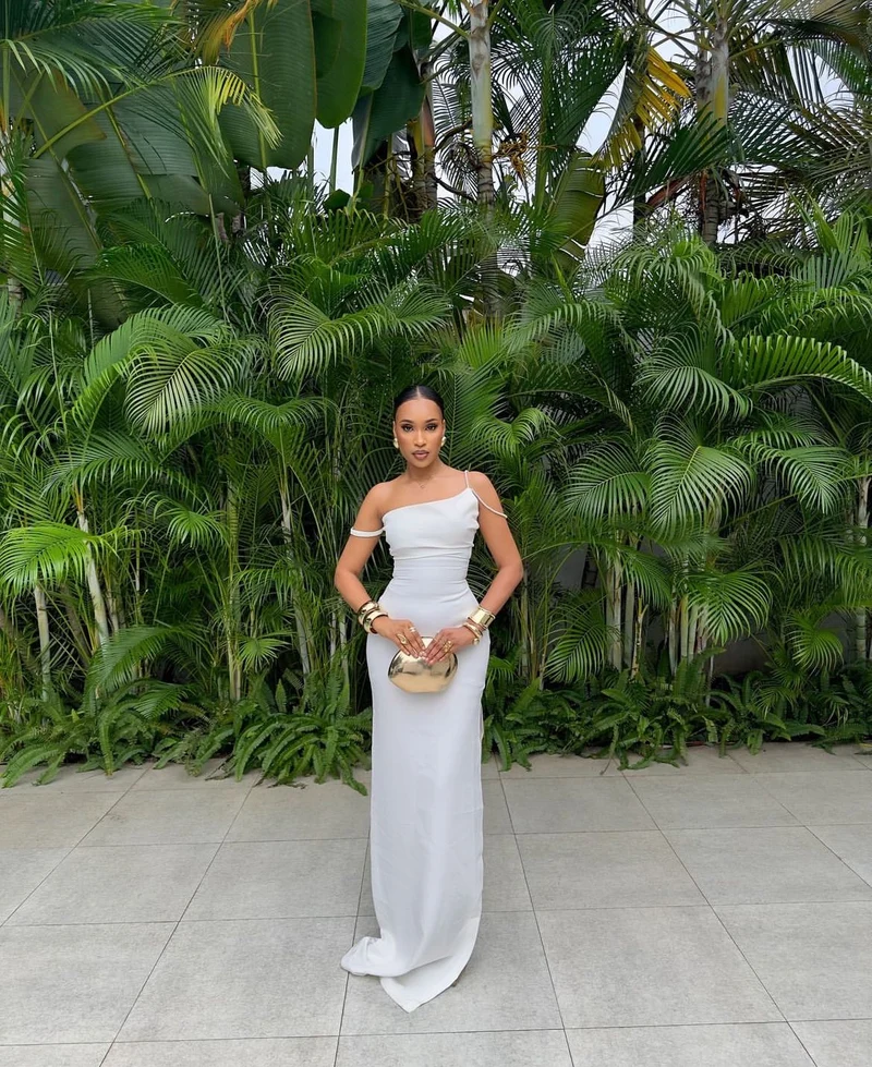 Robe de bal longue sans manches en satin blanc, élégante
