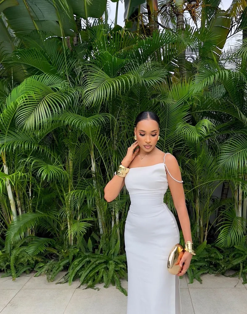Robe de bal longue sans manches en satin blanc, élégante