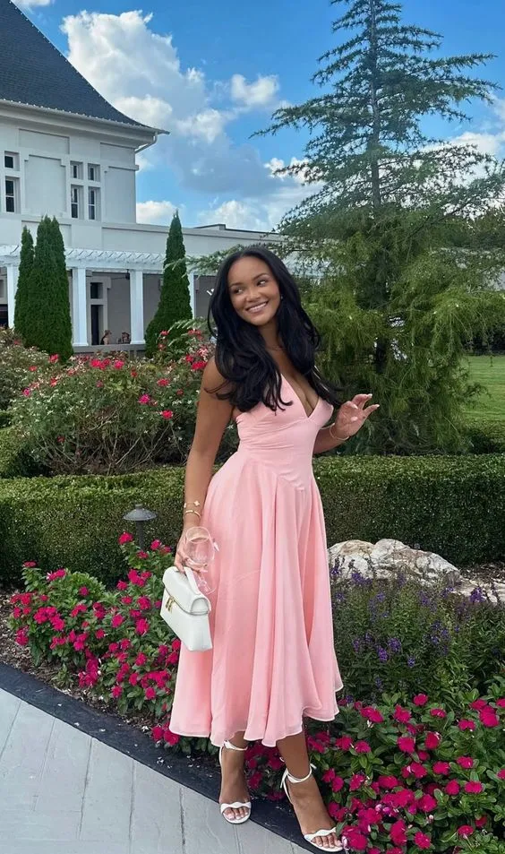 Robe de soirée rose satinée coupe trapèze, col en V, idéale pour un bal de promo.