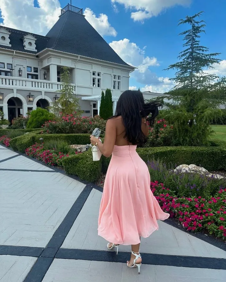 Robe de soirée rose satinée coupe trapèze, col en V, idéale pour un bal de promo.