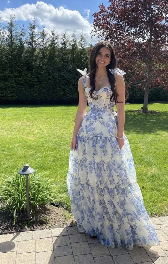 Ravissante robe de bal en mousseline de soie à imprimé floral, coupe trapèze, sans manches, lacée, avec soutien-gorge intégré.