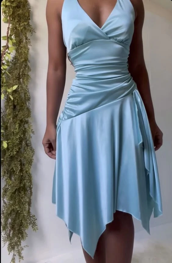 Robe de bal courte sans manches en satin bleu pastel avec soutien-gorge intégré