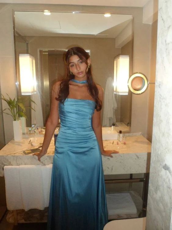 Robe de bal longue bustier en satin, coupe trapèze, avec soutien-gorge intégré